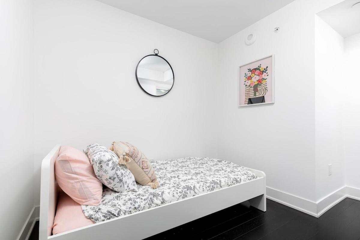 Holiday home Sleek 2br W 2ba Walk To Uoft Sleeps 5 - 3 Beds Toronto