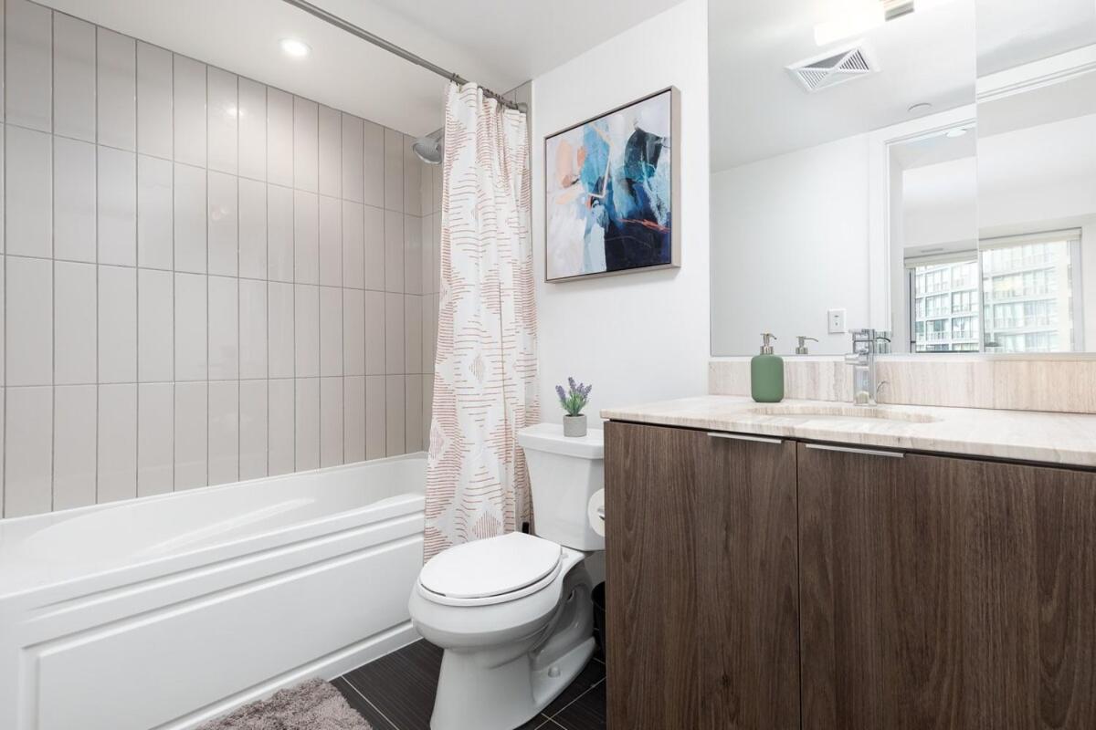 Sleek 2br W 2ba Walk To Uoft Sleeps 5 - 3 Beds * Toronto