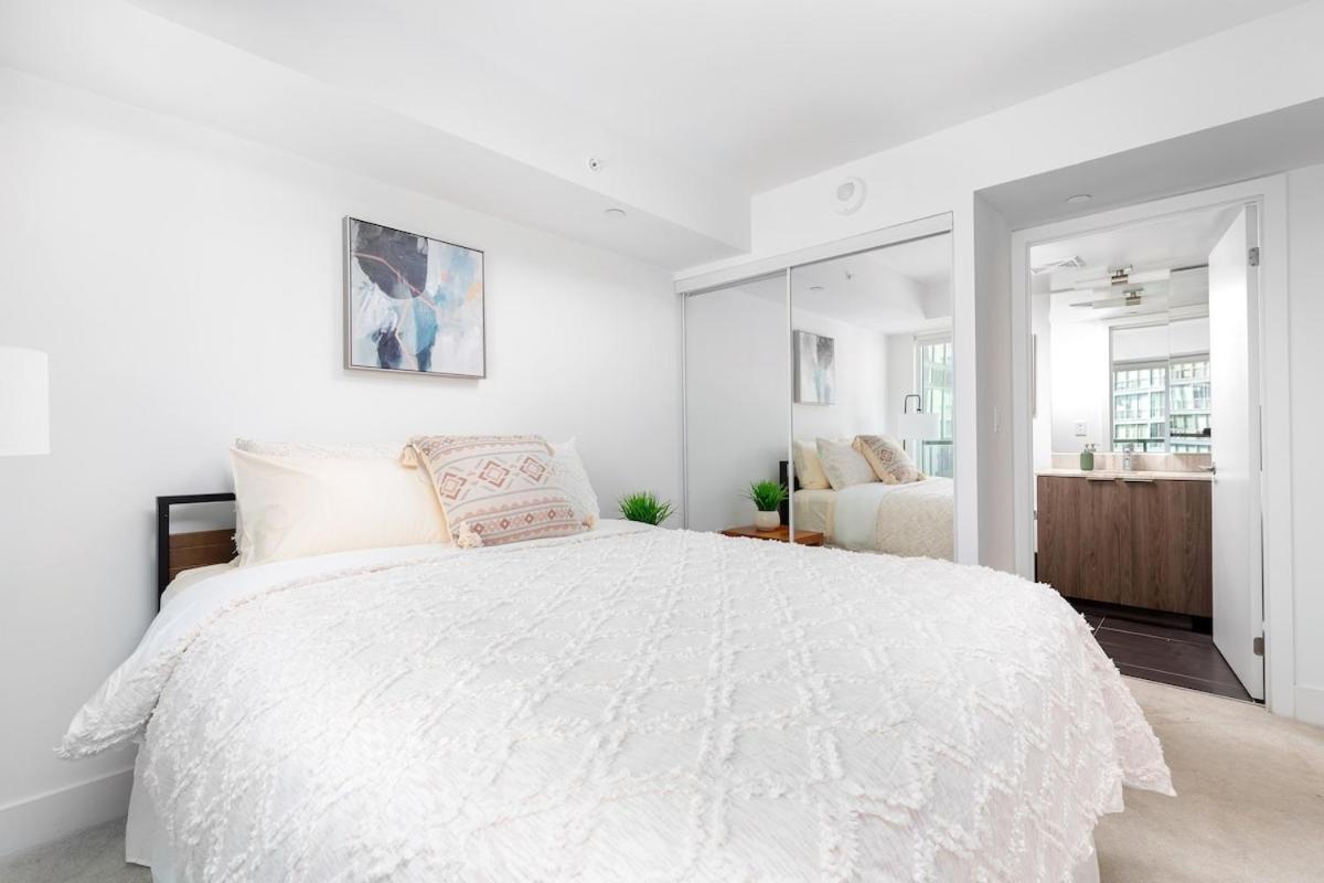 Sleek 2br W 2ba Walk To Uoft Sleeps 5 - 3 Beds
