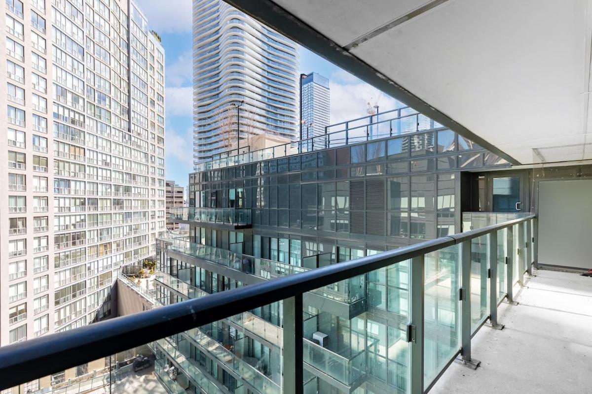 Holiday home Sleek 2br W 2ba Walk To Uoft Sleeps 5 - 3 Beds Toronto