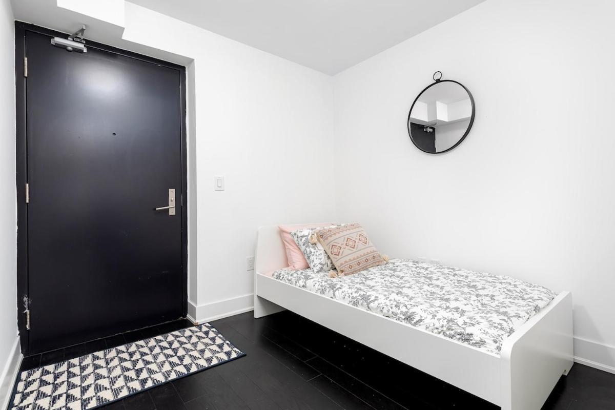 Sleek 2br W 2ba Walk To Uoft Sleeps 5 - 3 Beds Holiday home Toronto