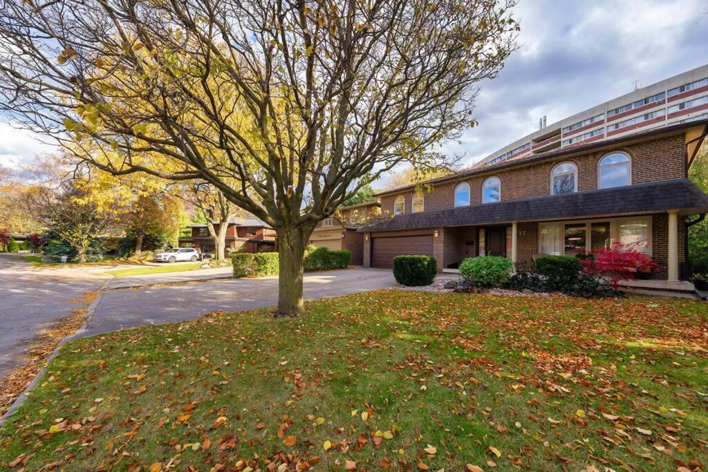 Bright And Spacious Close To Subway Holiday home Toronto
