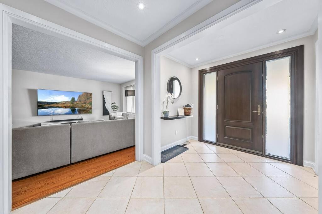 Bright And Spacious Close To Subway Toronto