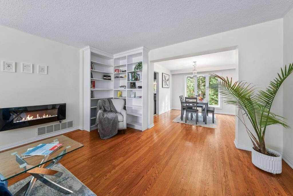 Bright And Spacious Close To Subway