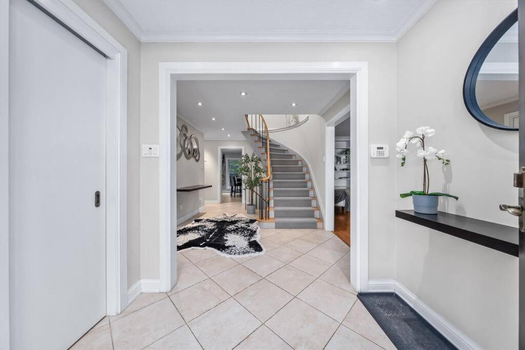 Bright And Spacious Close To Subway Holiday home Toronto
