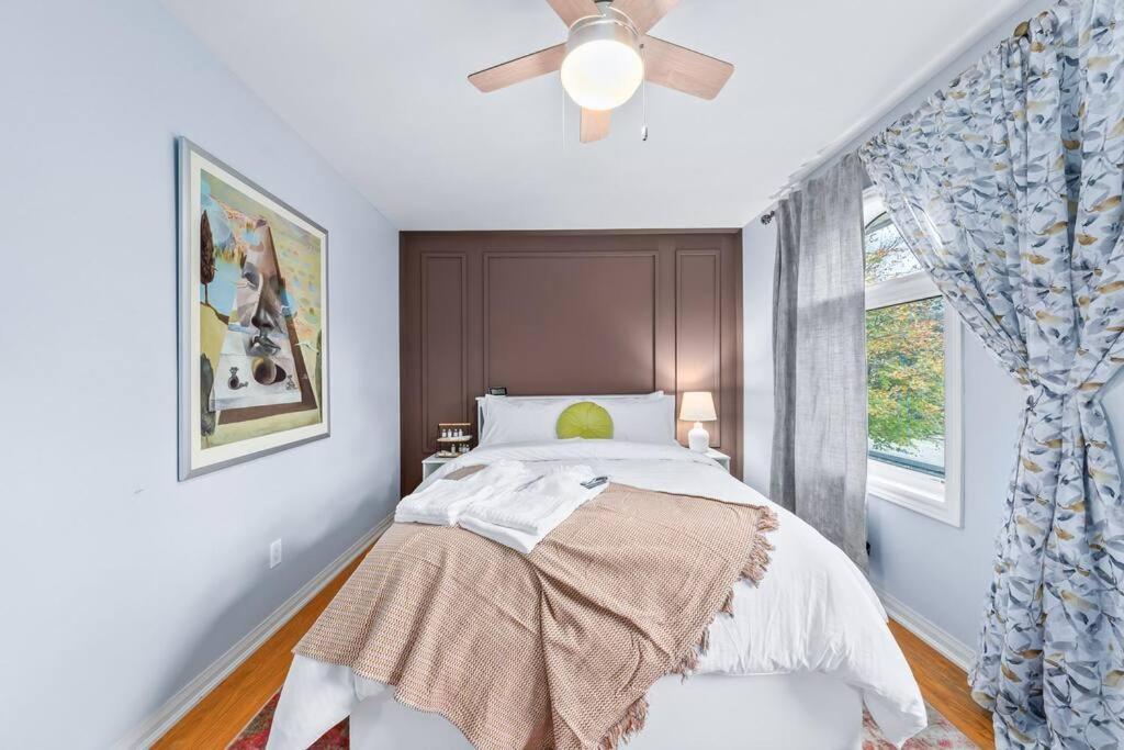 Bright And Spacious Close To Subway Holiday home