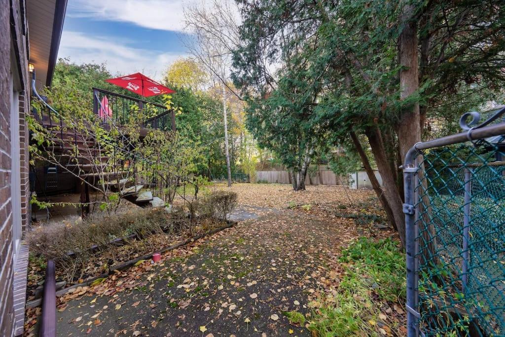 Spacious Bedroom With Garden View, Fridge, Workspace Holiday home Toronto