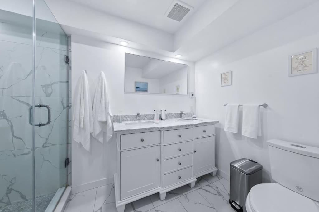 Holiday home Spacious Bedroom With Garden View, Fridge, Workspace Toronto