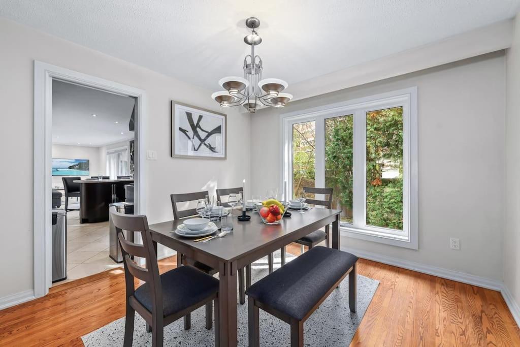Holiday home Spacious Bedroom With Garden View, Fridge, Workspace Toronto