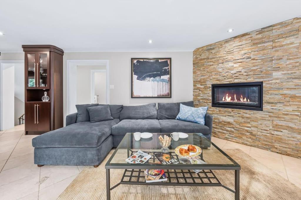 Spacious Bedroom With Garden View, Fridge, Workspace Toronto