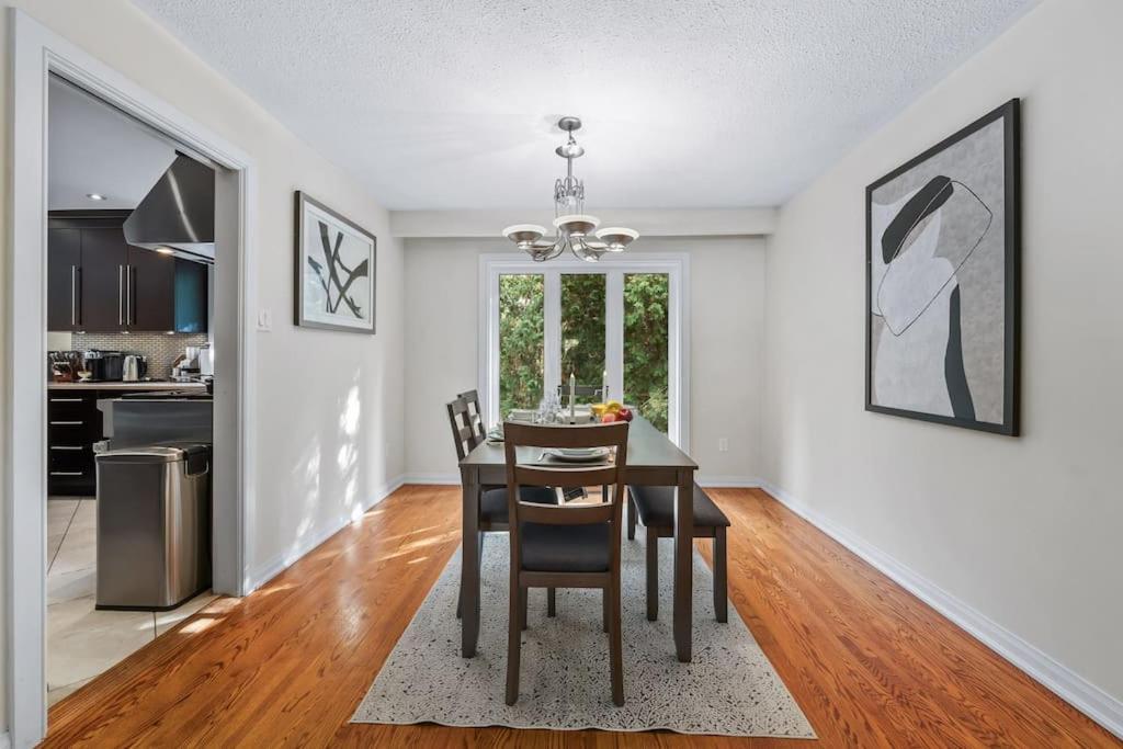Holiday home Spacious Bedroom With Garden View, Fridge, Workspace Toronto