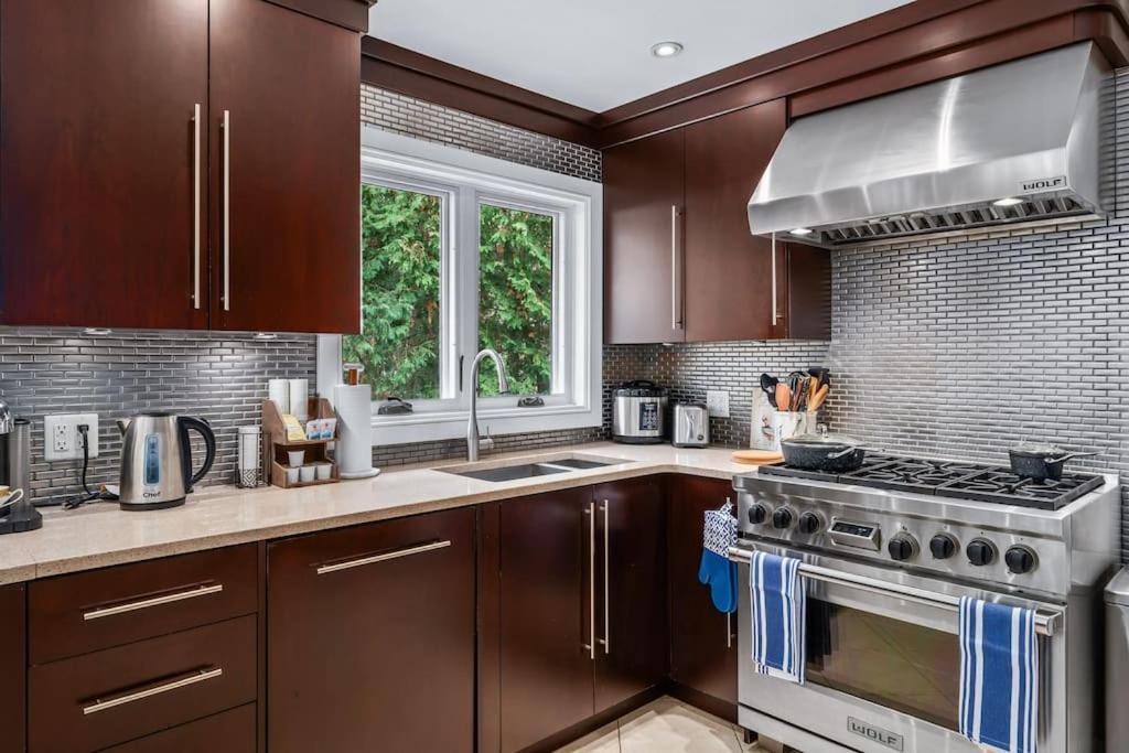 Spacious Bedroom With Garden View, Fridge, Workspace Toronto