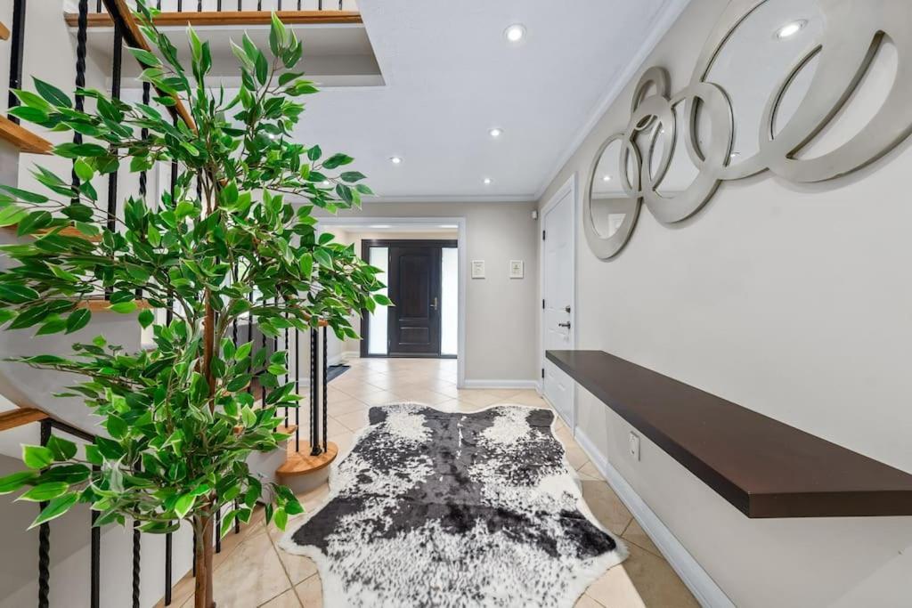 Holiday home Spacious Bedroom With Garden View, Fridge, Workspace Toronto