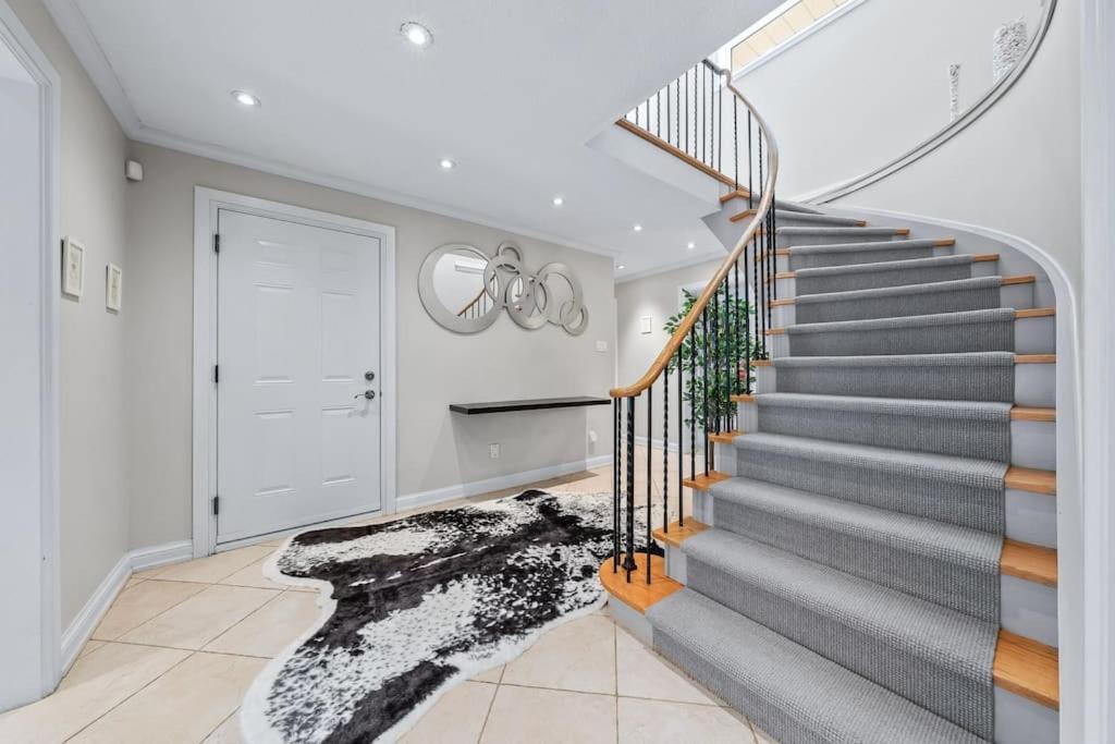 Spacious Bedroom With Garden View, Fridge, Workspace Holiday home Toronto
