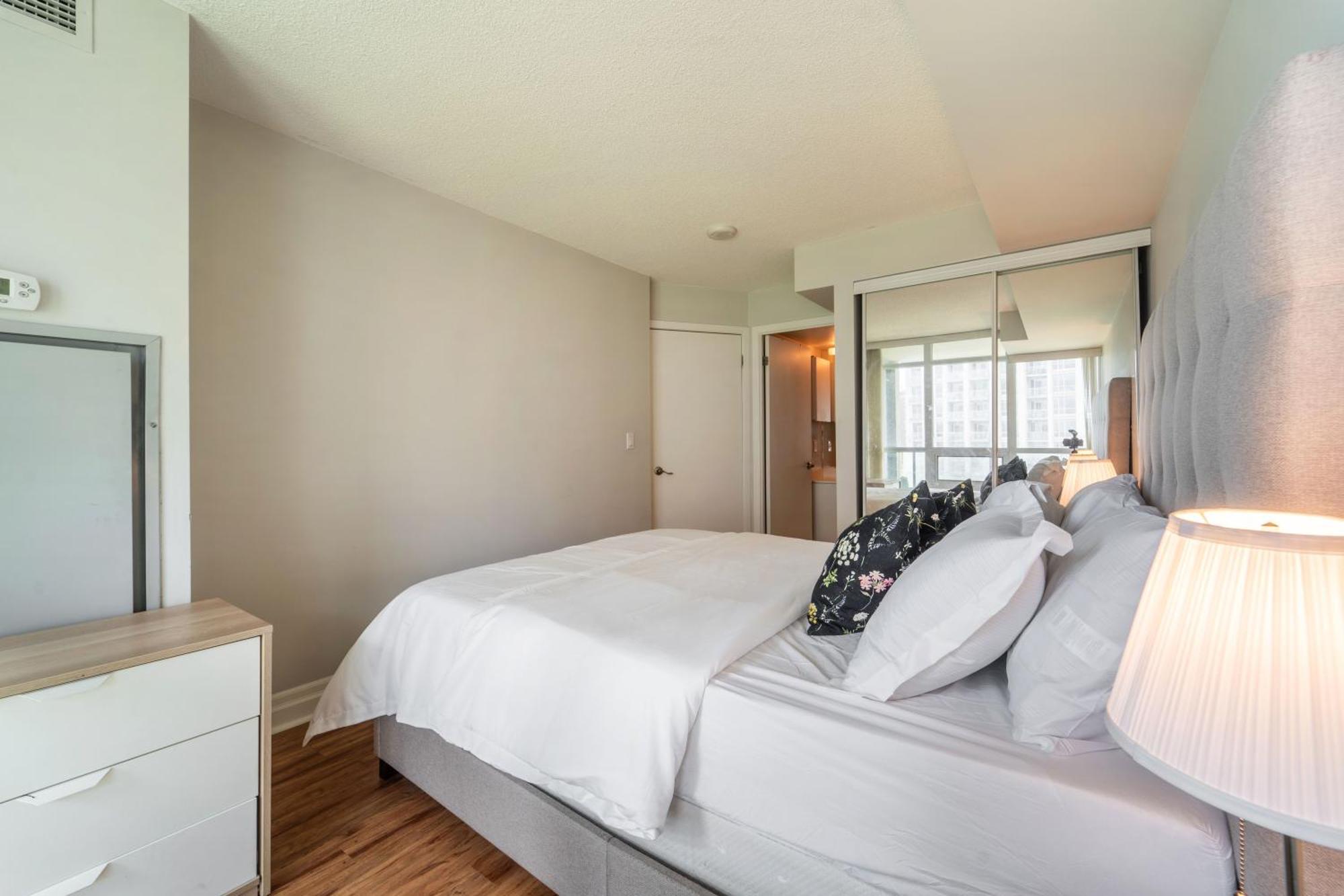 Spacious 2 Bedroom Den, 2 Bath, Sleeps 5 With Balcony And Lakeview Downtown *