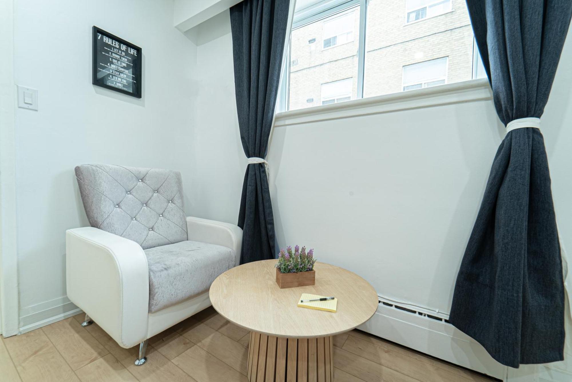 With Working Space, Equipped Kitchen, Comfortable Bed * Toronto