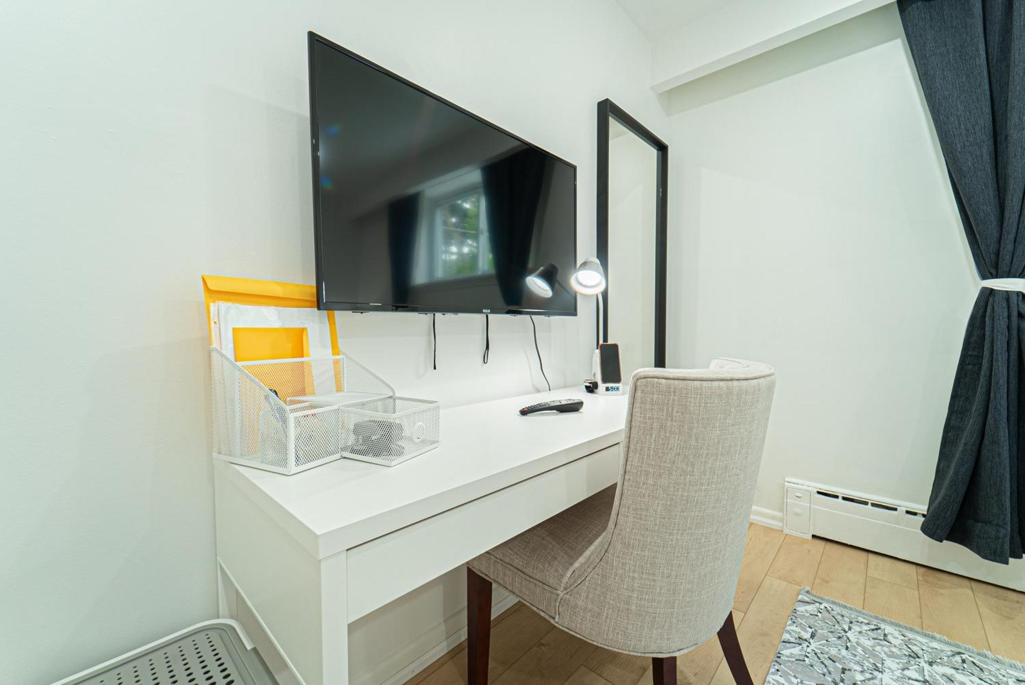 Homestay With Working Space, Equipped Kitchen, Comfortable Bed Toronto