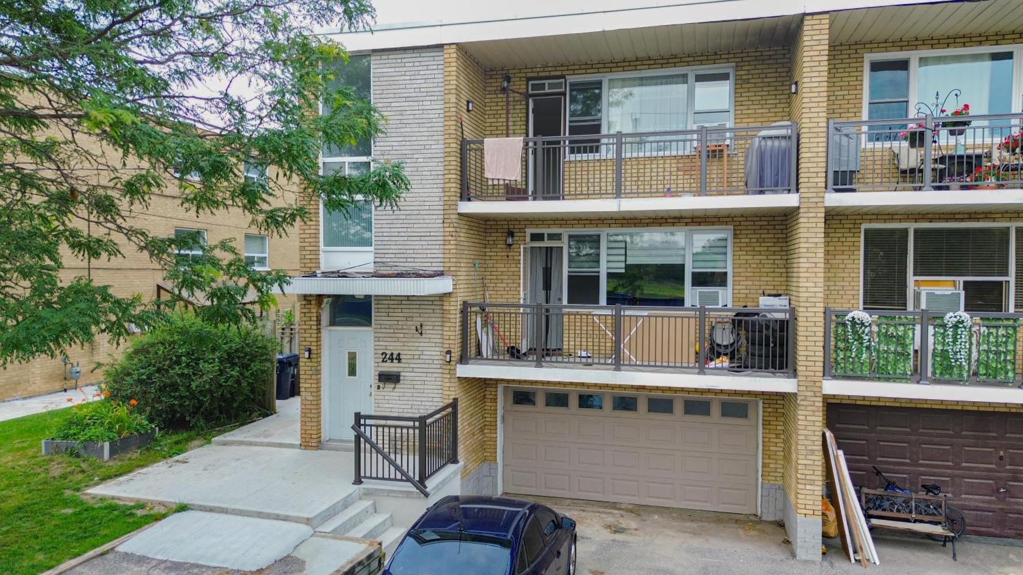 With Working Space, Equipped Kitchen, Comfortable Bed * Toronto