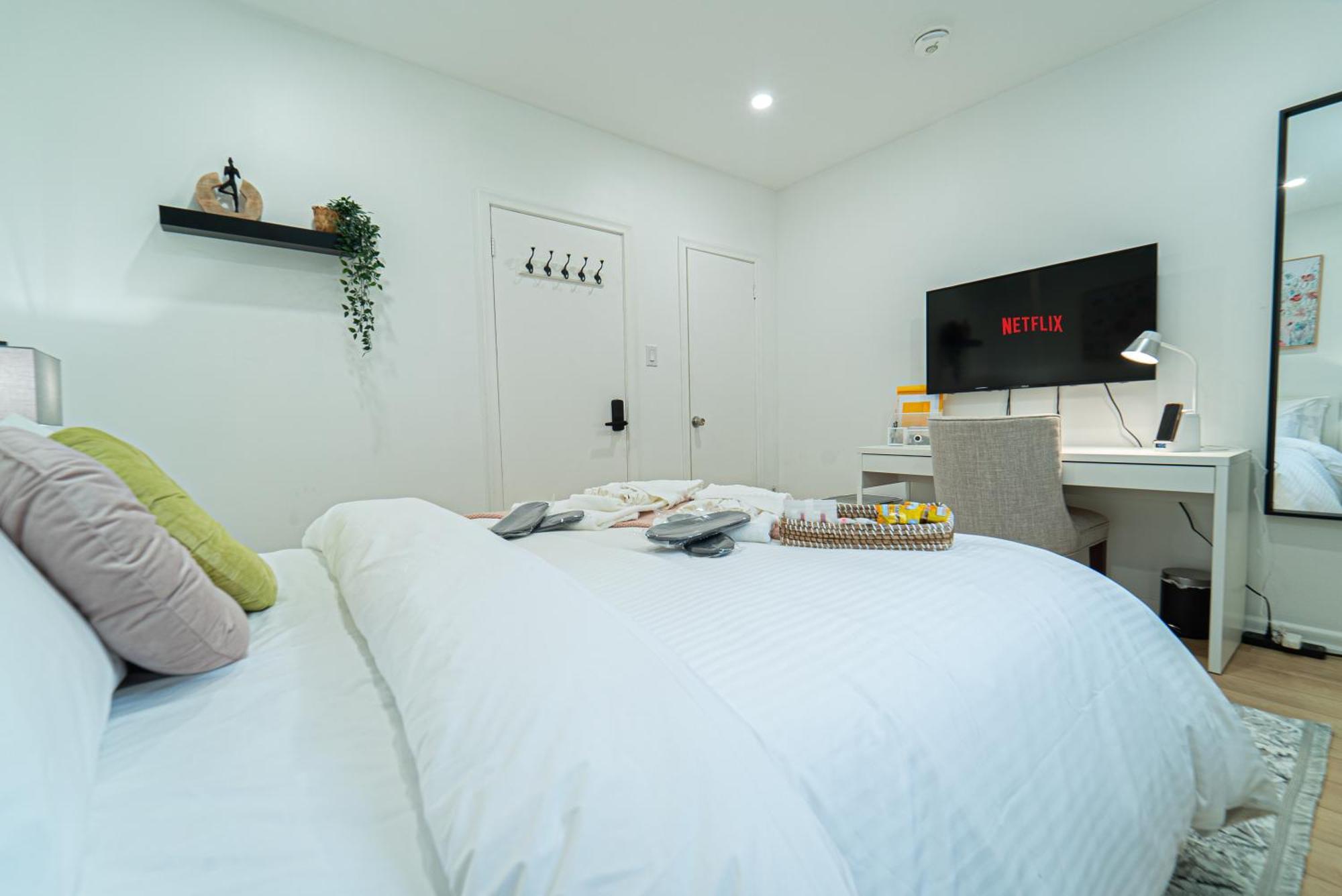 Homestay With Working Space, Equipped Kitchen, Comfortable Bed Toronto