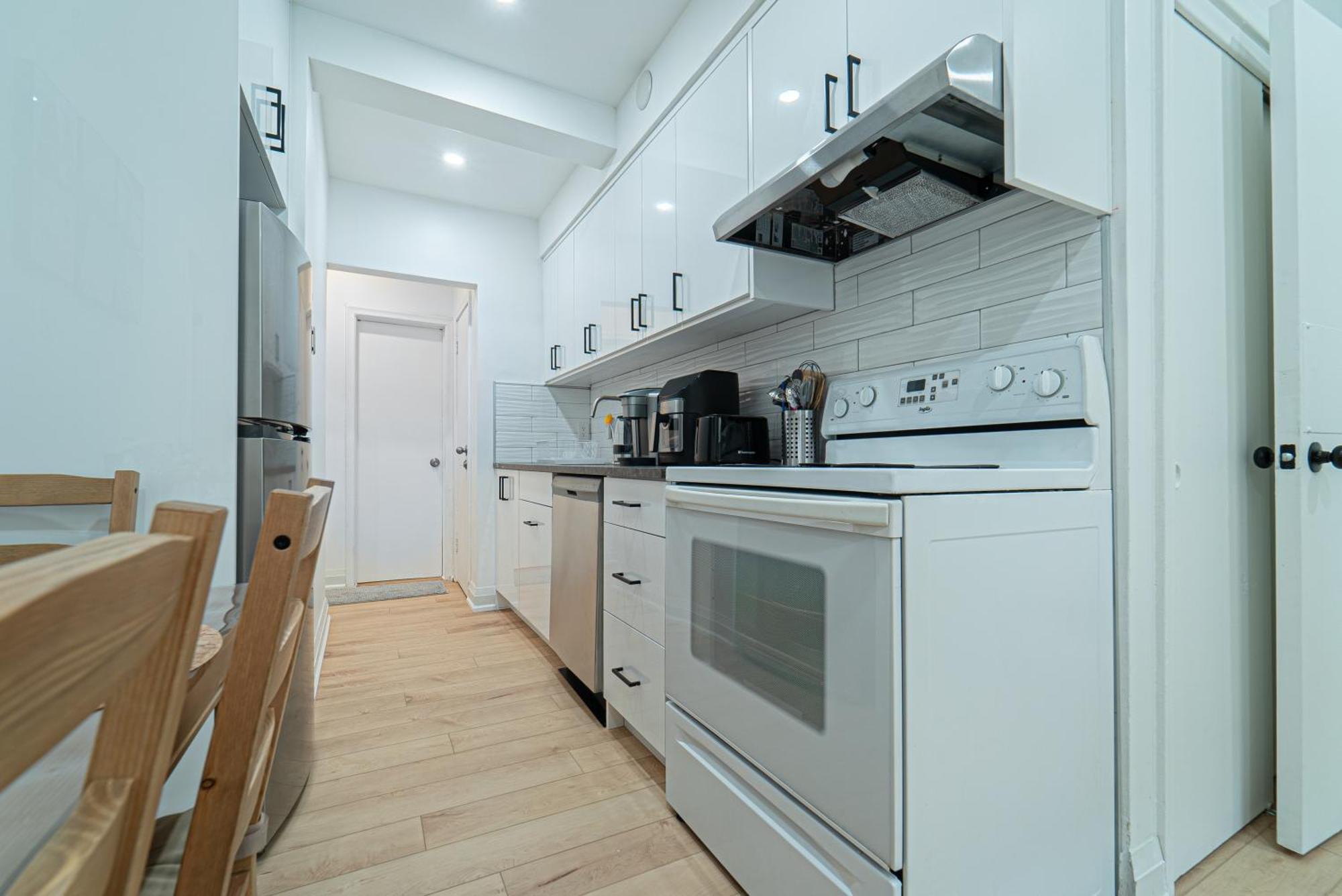 Homestay With Working Space, Equipped Kitchen, Comfortable Bed Toronto