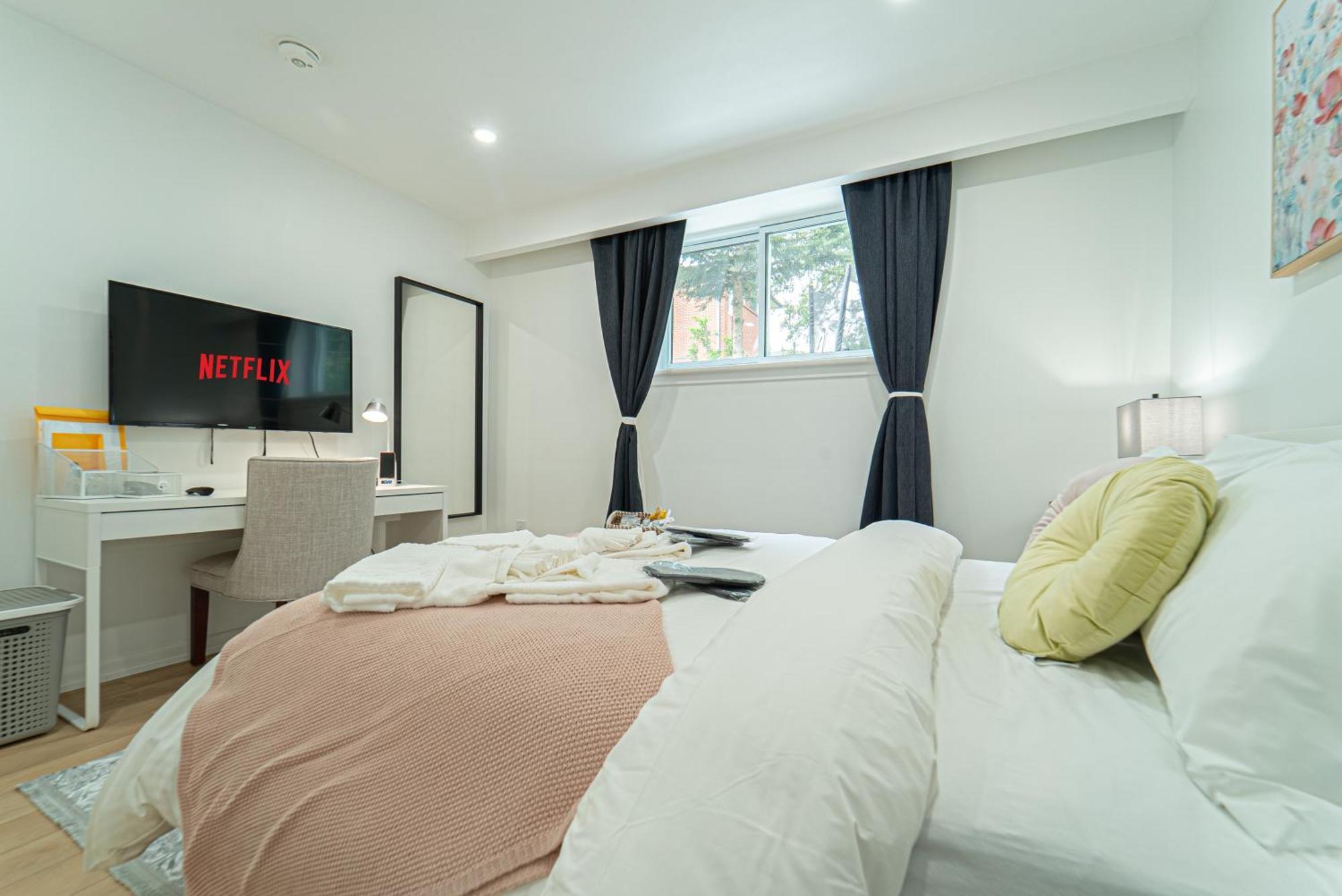 Homestay With Working Space, Equipped Kitchen, Comfortable Bed