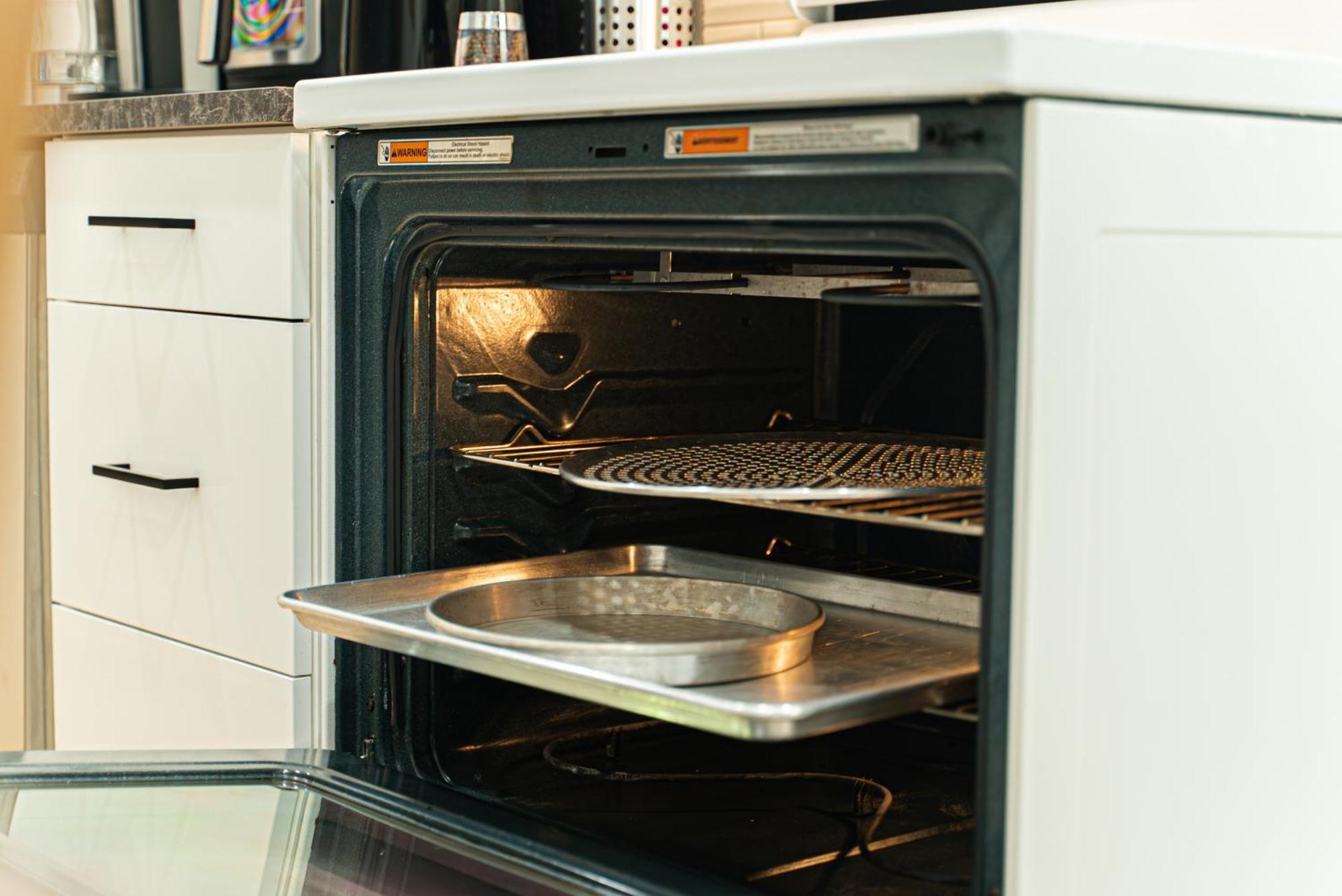 With Working Space, Equipped Kitchen, Comfortable Bed Homestay Toronto