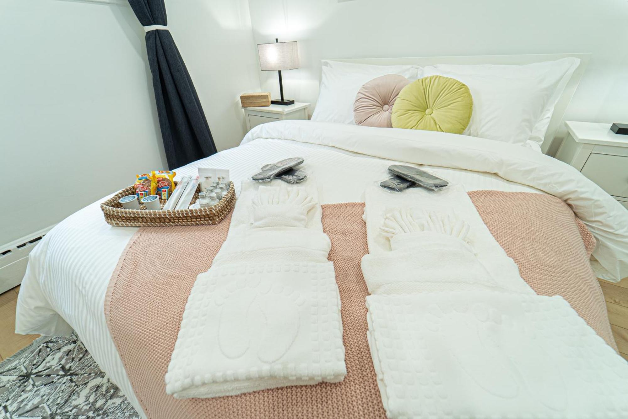 Homestay With Working Space, Equipped Kitchen, Comfortable Bed Toronto