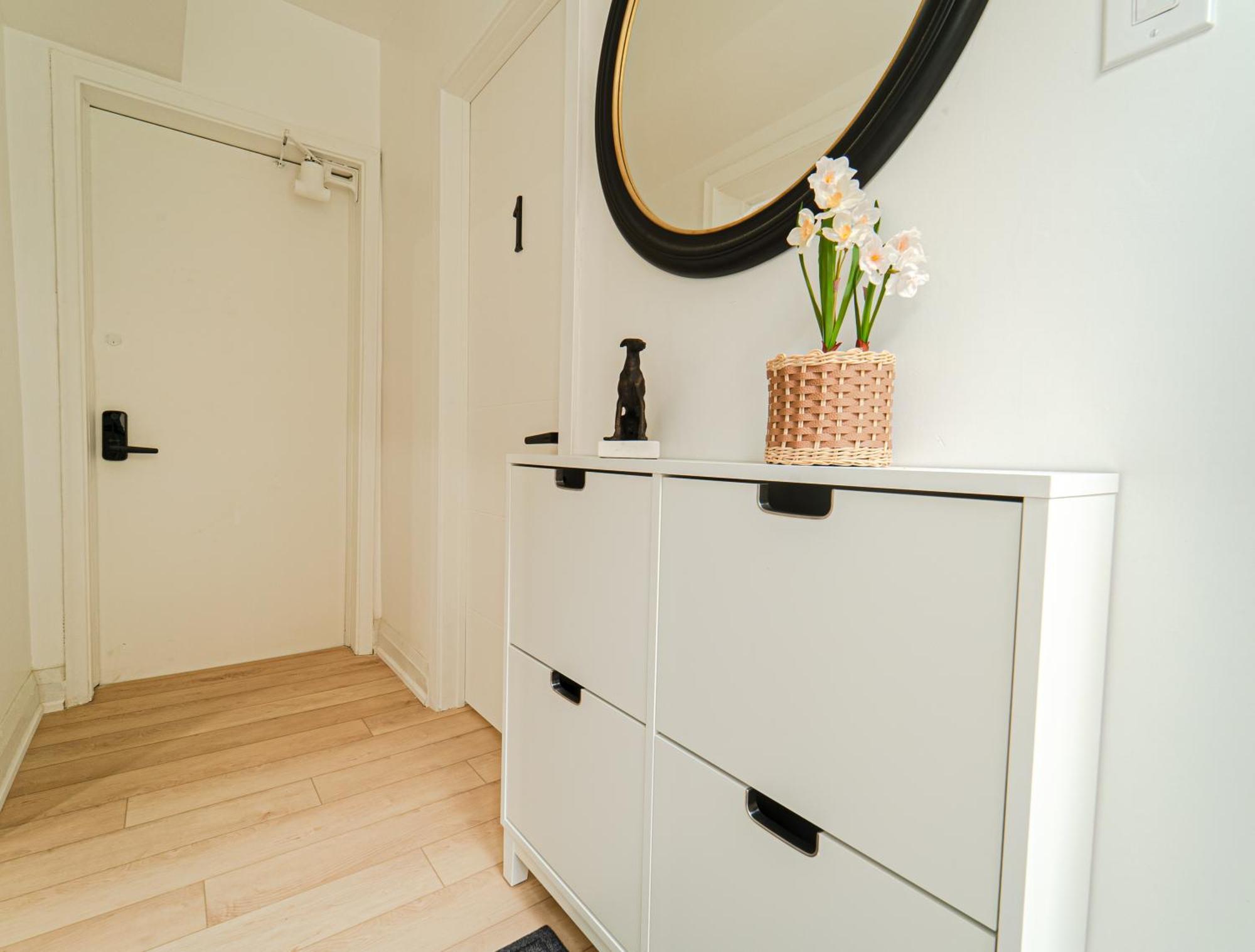 With Working Space, Equipped Kitchen, Comfortable Bed Homestay Toronto