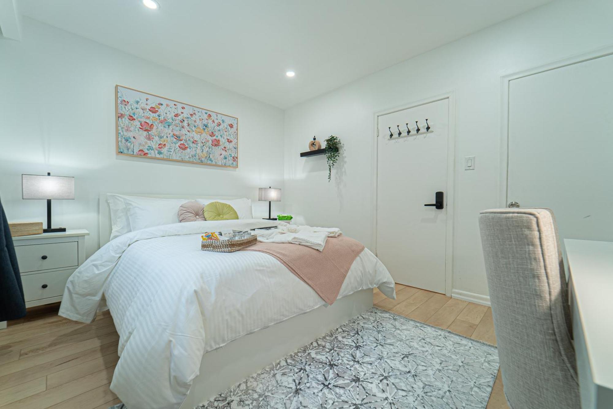 With Working Space, Equipped Kitchen, Comfortable Bed * Toronto