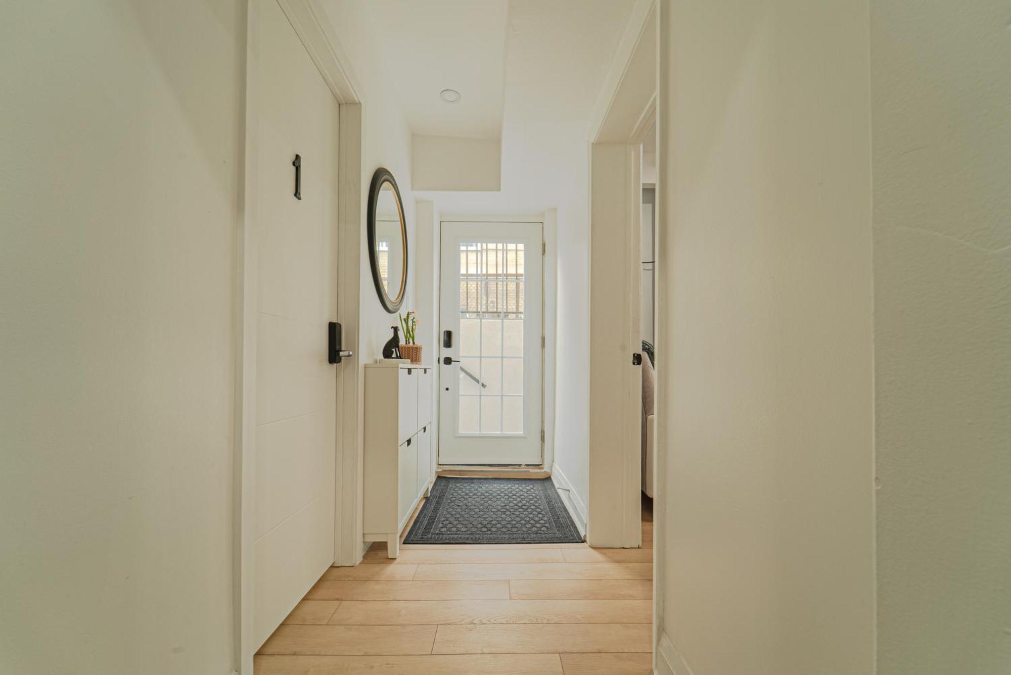 Homestay With Working Space, Equipped Kitchen, Comfortable Bed