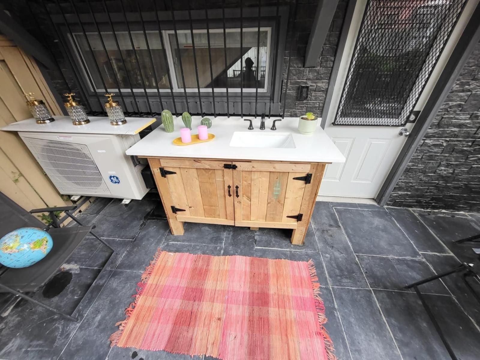 Villa Downtown House 2bed 2bath Subway Free Parking *