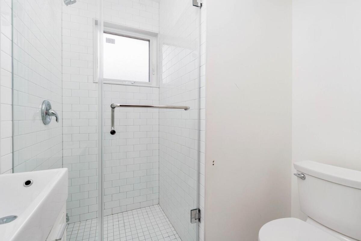 Modern Family Escape In Vibrant Ossington *