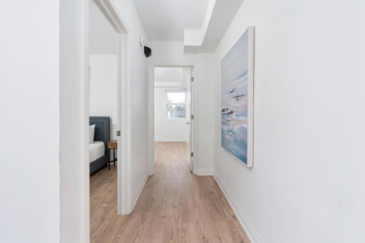 Modern Family Escape In Vibrant Ossington Apartment *