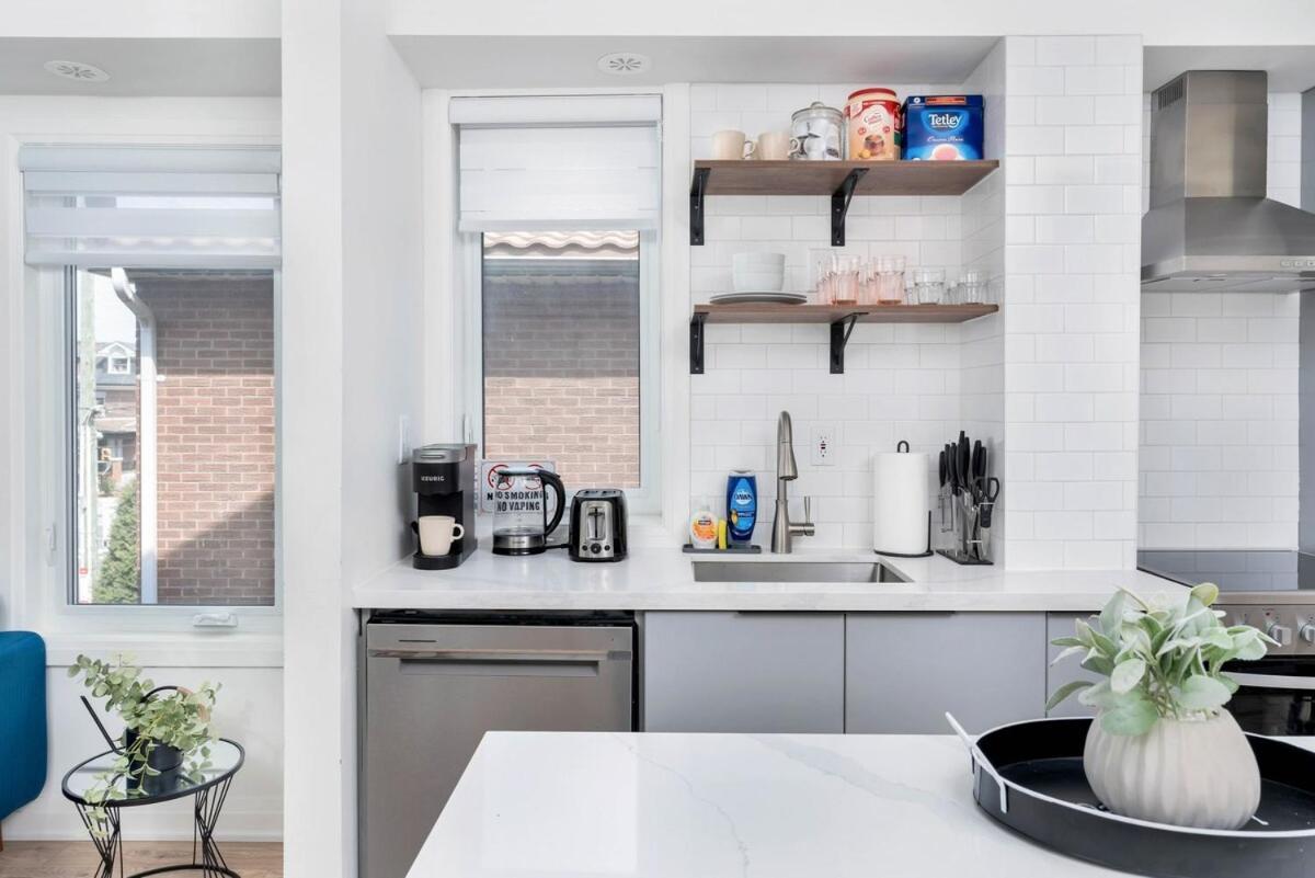 Modern Family Escape In Vibrant Ossington Apartment Toronto