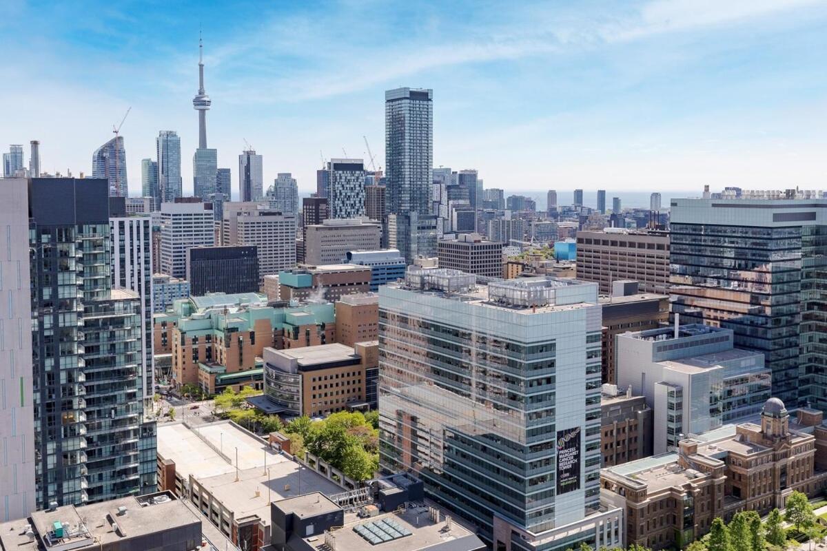 Huge 2bd 2ba With Sofa Bed And Cn Tower View!
