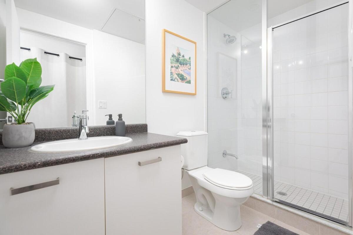 Apartment Huge 2bd 2ba With Sofa Bed And Cn Tower View!