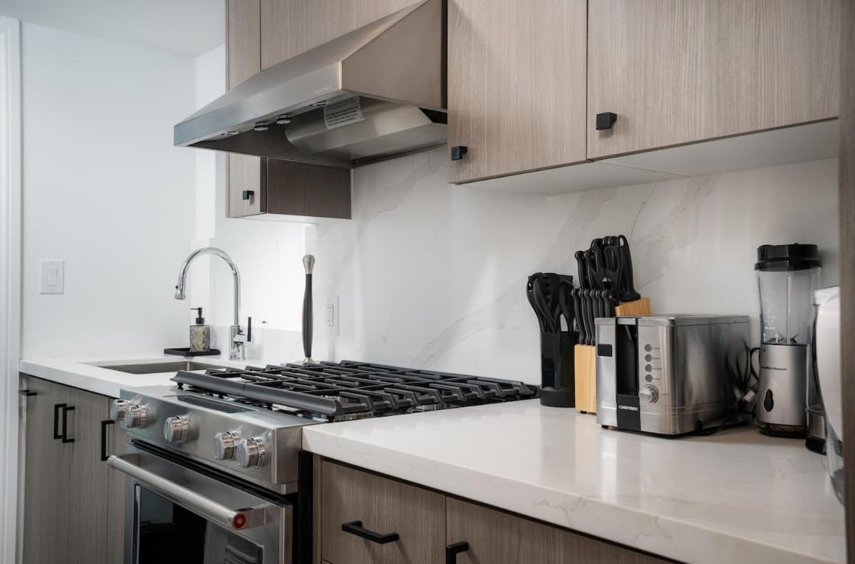 Chic And Cozy Studio In Trendy Parkdale & Parking Apartment *
