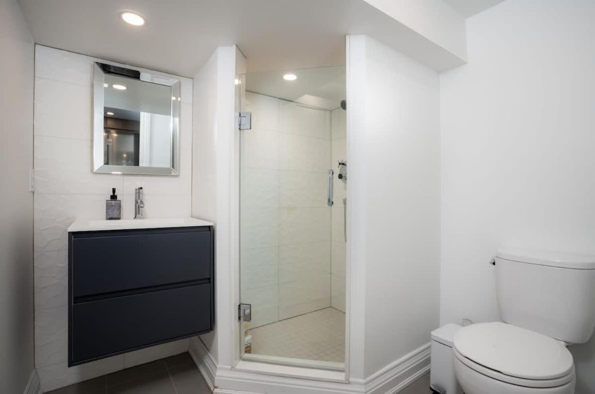 Chic And Cozy Studio In Trendy Parkdale & Parking