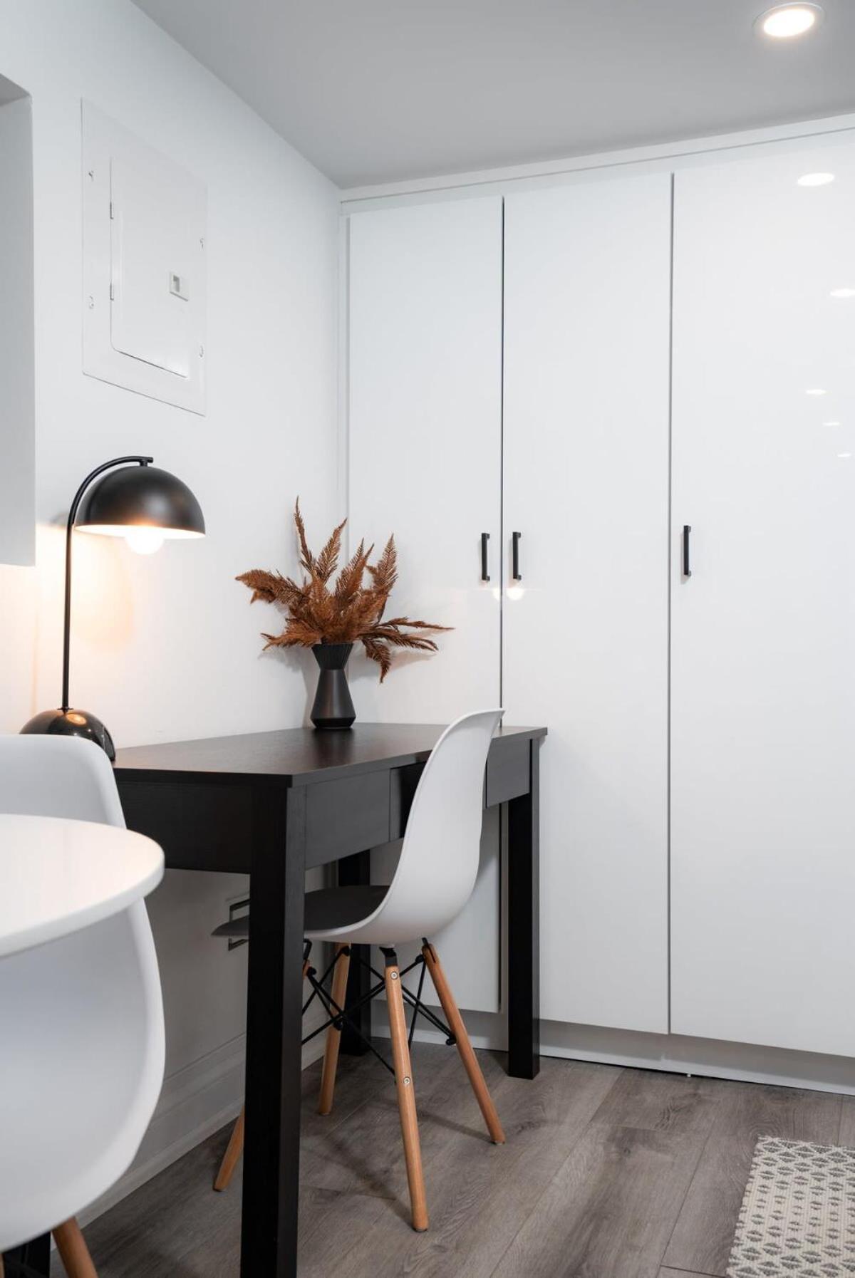 Chic And Cozy Studio In Trendy Parkdale & Parking Apartment *