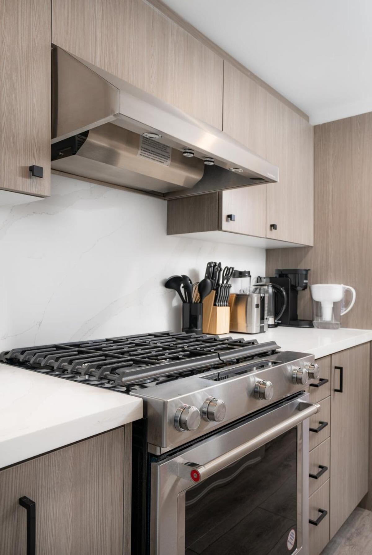 Chic And Cozy Studio In Trendy Parkdale & Parking Apartment