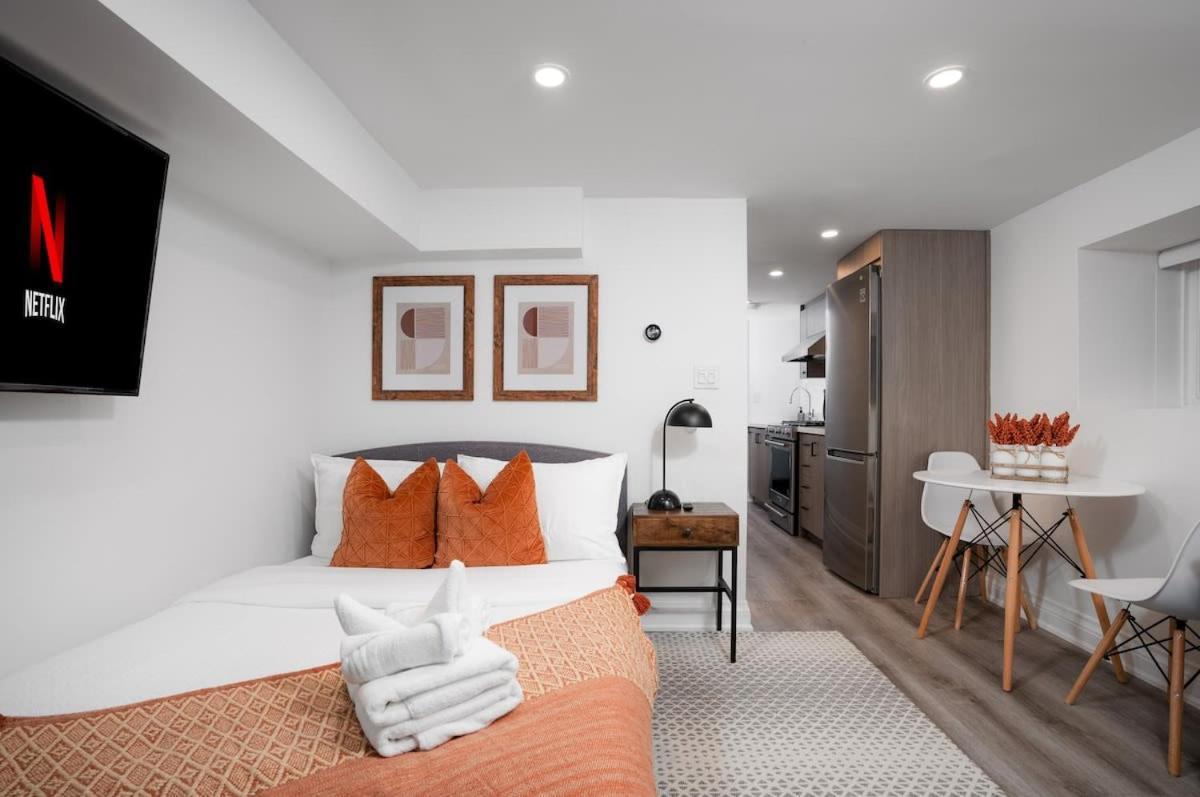 Chic And Cozy Studio In Trendy Parkdale & Parking Apartment *