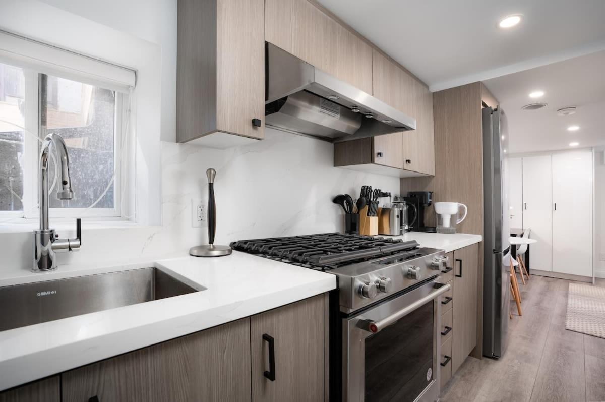 Chic And Cozy Studio In Trendy Parkdale & Parking Apartment *