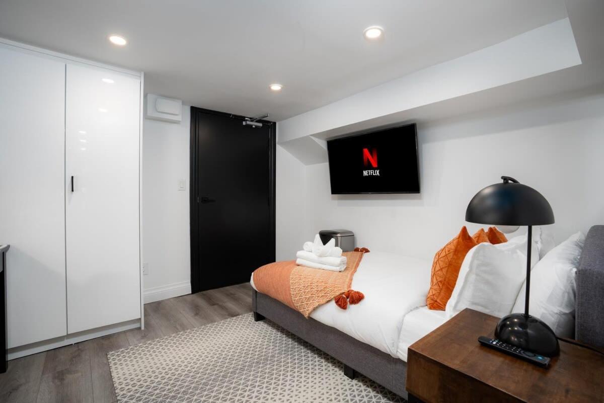 Chic And Cozy Studio In Trendy Parkdale & Parking Apartment Toronto