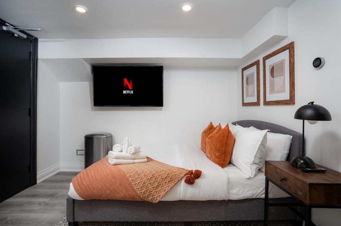 Chic And Cozy Studio In Trendy Parkdale & Parking *
