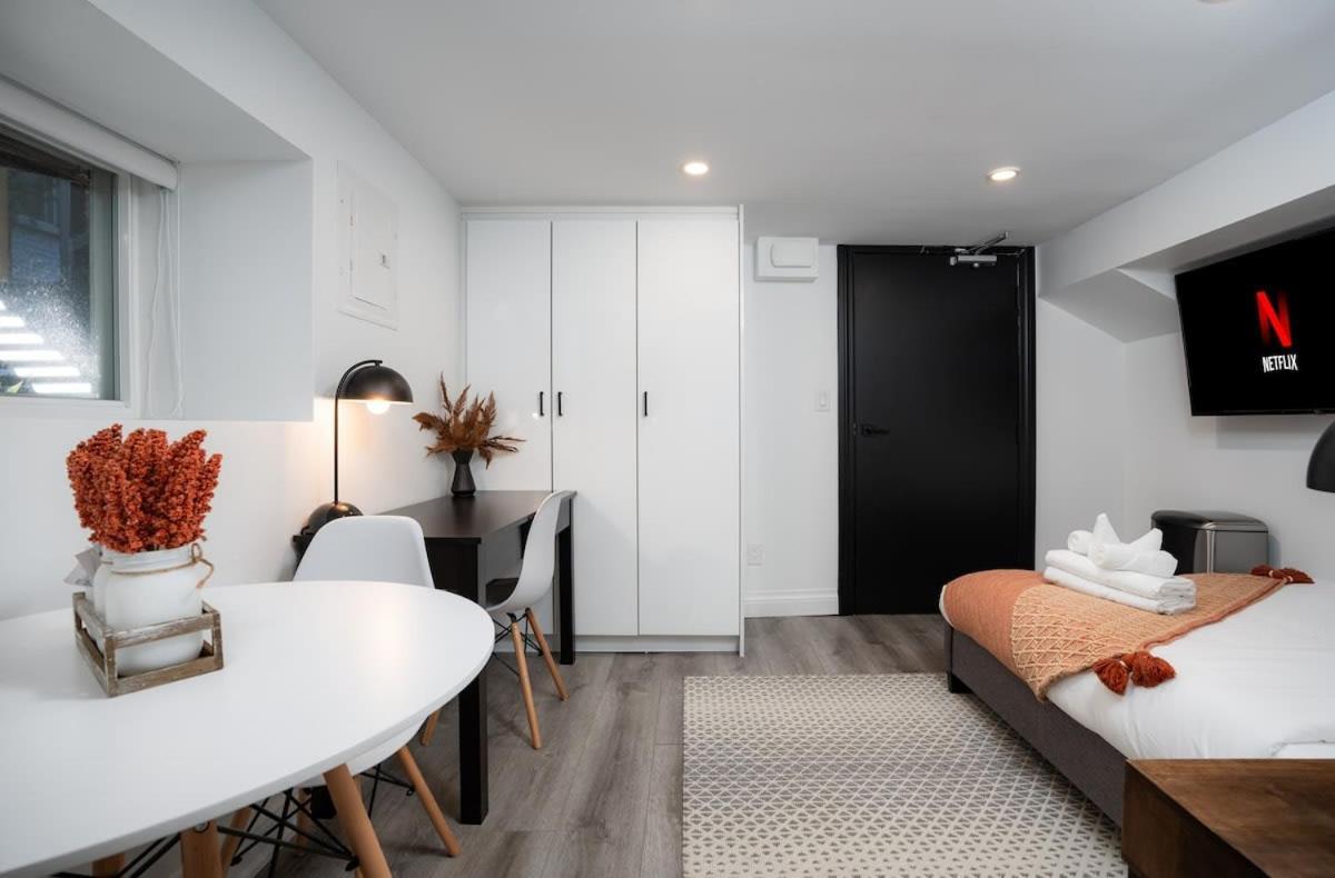 Chic And Cozy Studio In Trendy Parkdale & Parking Apartment