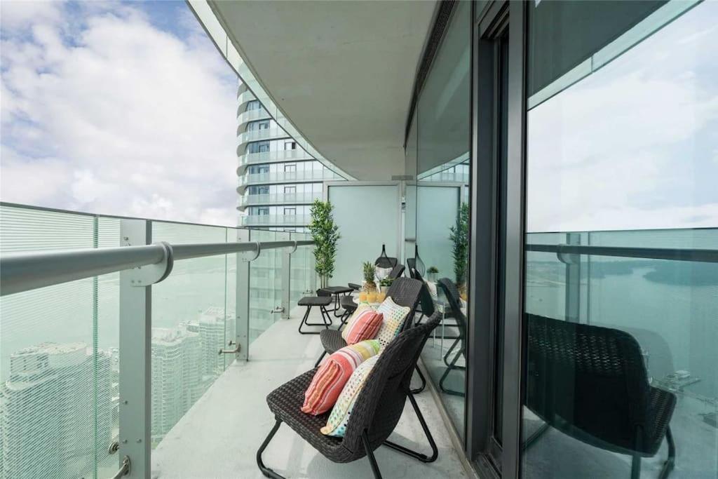 New Superior Lakeview Luxury Floor 3-bedroom On 48th Floor Apartment *