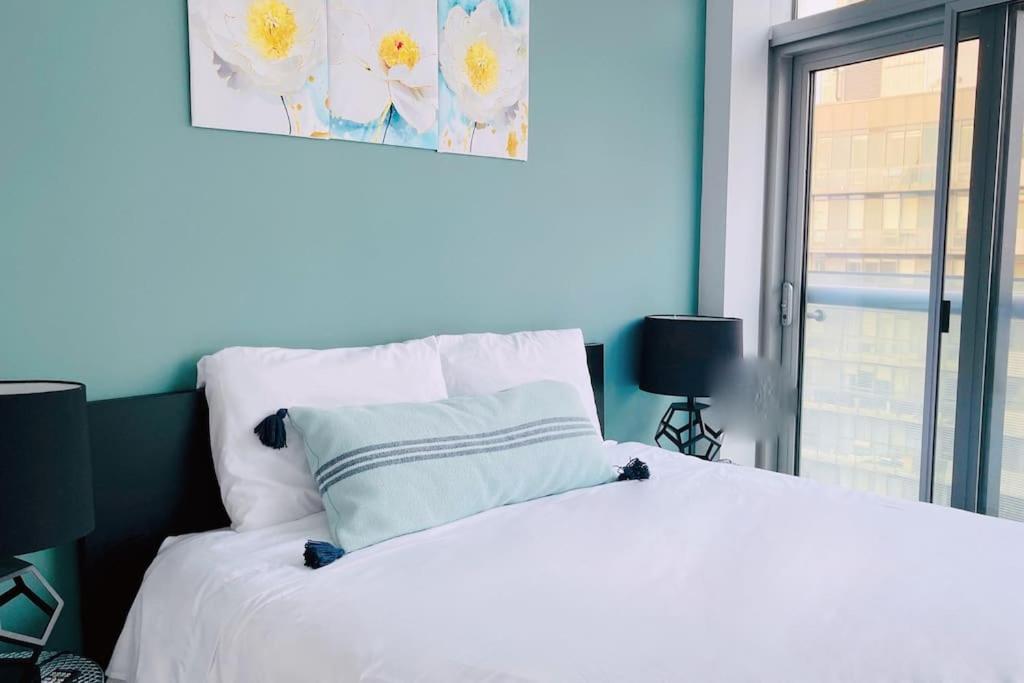 New Superior Lakeview Luxury Floor 3-bedroom On 48th Floor Apartment Toronto