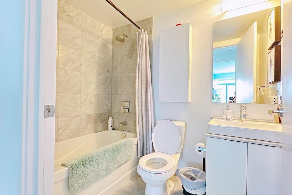 New Superior Lakeview Luxury Floor 3-bedroom On 48th Floor Apartment Toronto