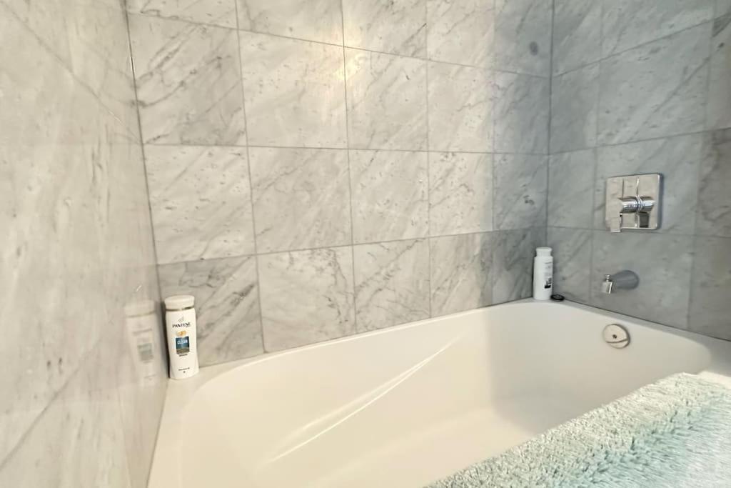 New Superior Lakeview Luxury Floor 3-bedroom On 48th Floor *