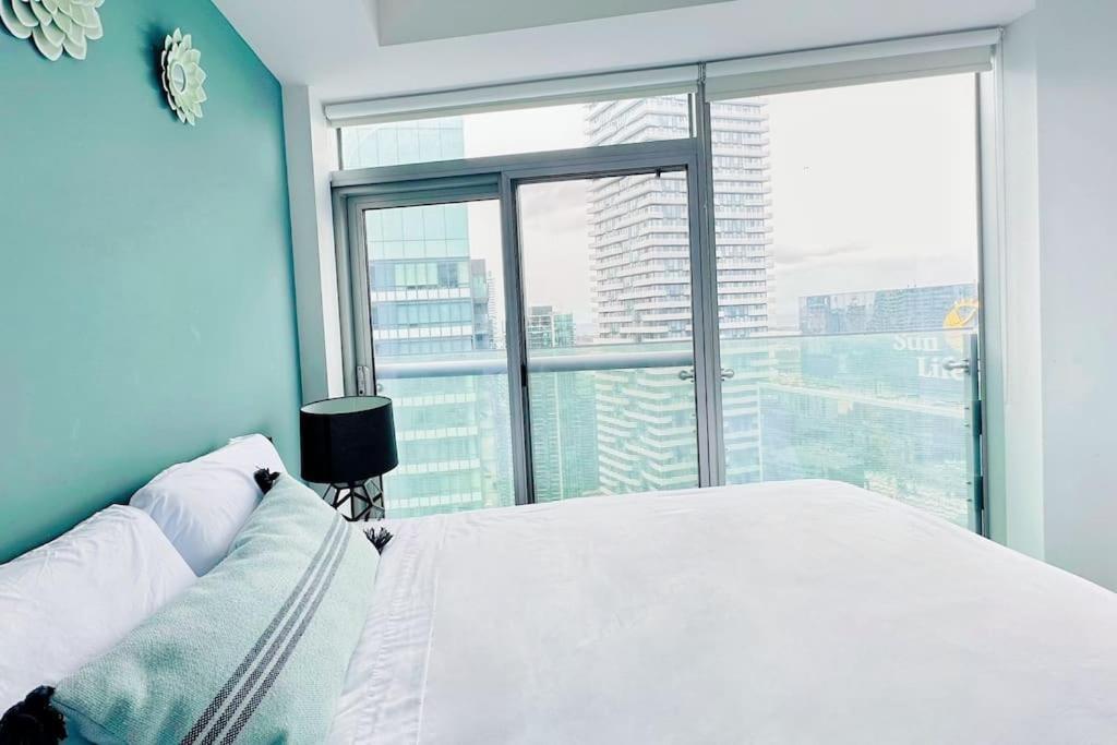 Apartment New Superior Lakeview Luxury Floor 3-bedroom On 48th Floor Toronto